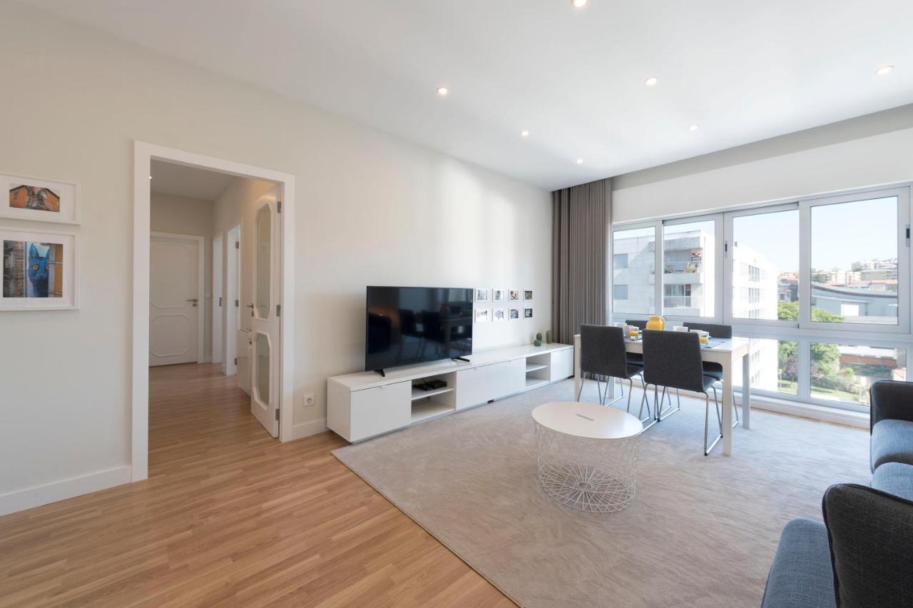 Lovelystay - Downtown Modern 2Br Flat With Free Parking Porto Kültér fotó
