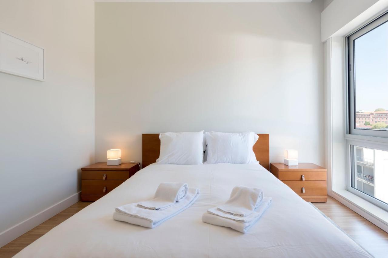 Lovelystay - Downtown Modern 2Br Flat With Free Parking Porto Kültér fotó
